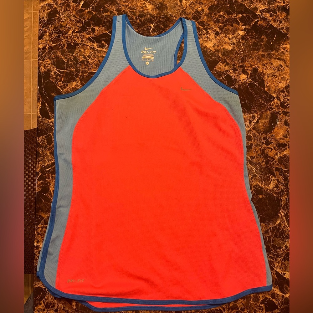 Women’s Nike dri fit shirt.